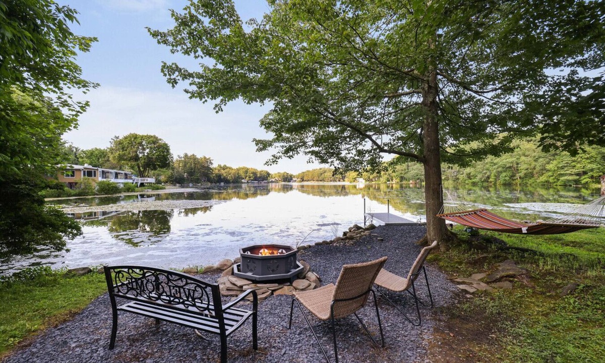 Saylorsburg House | Lakefront Haven: Modern Cottage