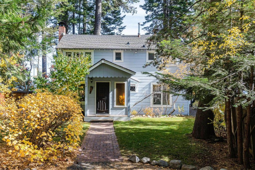 Homewood House | Lakefront Haven