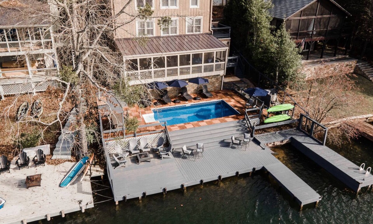 Waleska House | Lakefront -Heated Pool -EV Charger -Dock -Fire Pit -Kayaks -Game Room