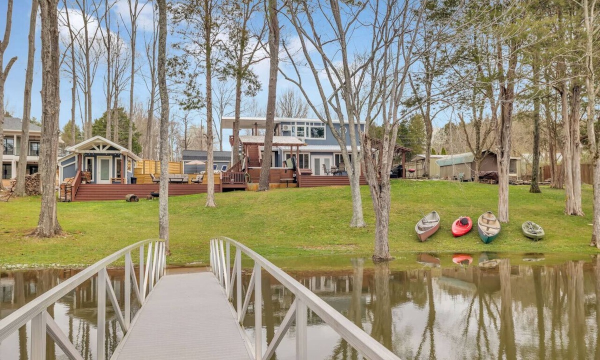 Lebanon House | Lakefront, Heated Pool, Sauna, Sleeps 8!