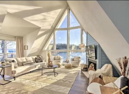 Lake Ozark House | Lakefront HGTV Home-3Bed3BathDockFirepit-12PP