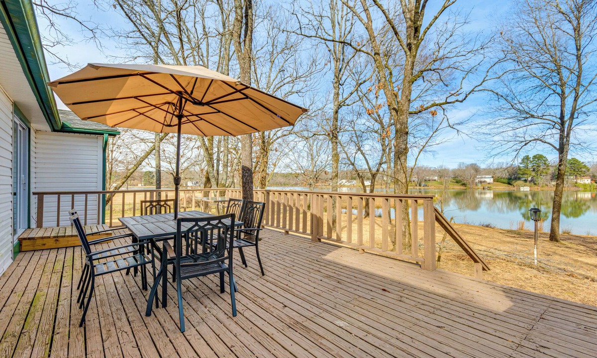 Gibson House | Lakefront Home w/Yard & Deck in North Little Rock