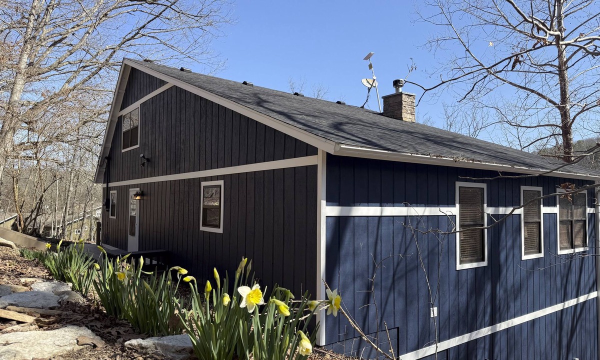Eureka Springs House | Lakefront home on Beaver Lake with deck, easy shore access, decks & boat access