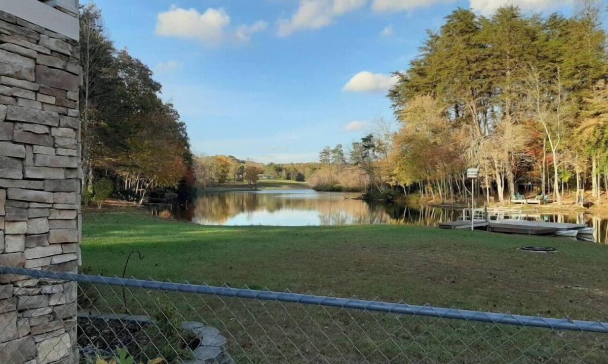 Crossville House | Lakefront Home- PETS, firepit, jukebox, pool table, canoe, kayak
