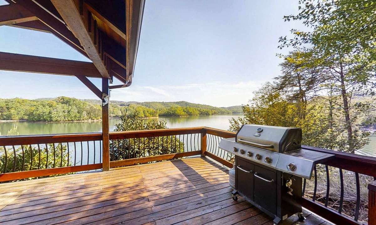Rock Harbor Cabin | Lakefront Home, Sleeps 9・Views・Grill・Fire Pit・Dock