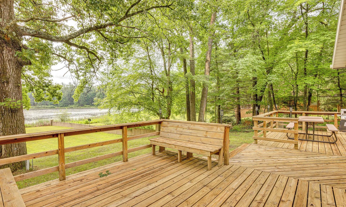 Brohman Cottage | Lakefront Home w/Deck: Central Michigan Escape!