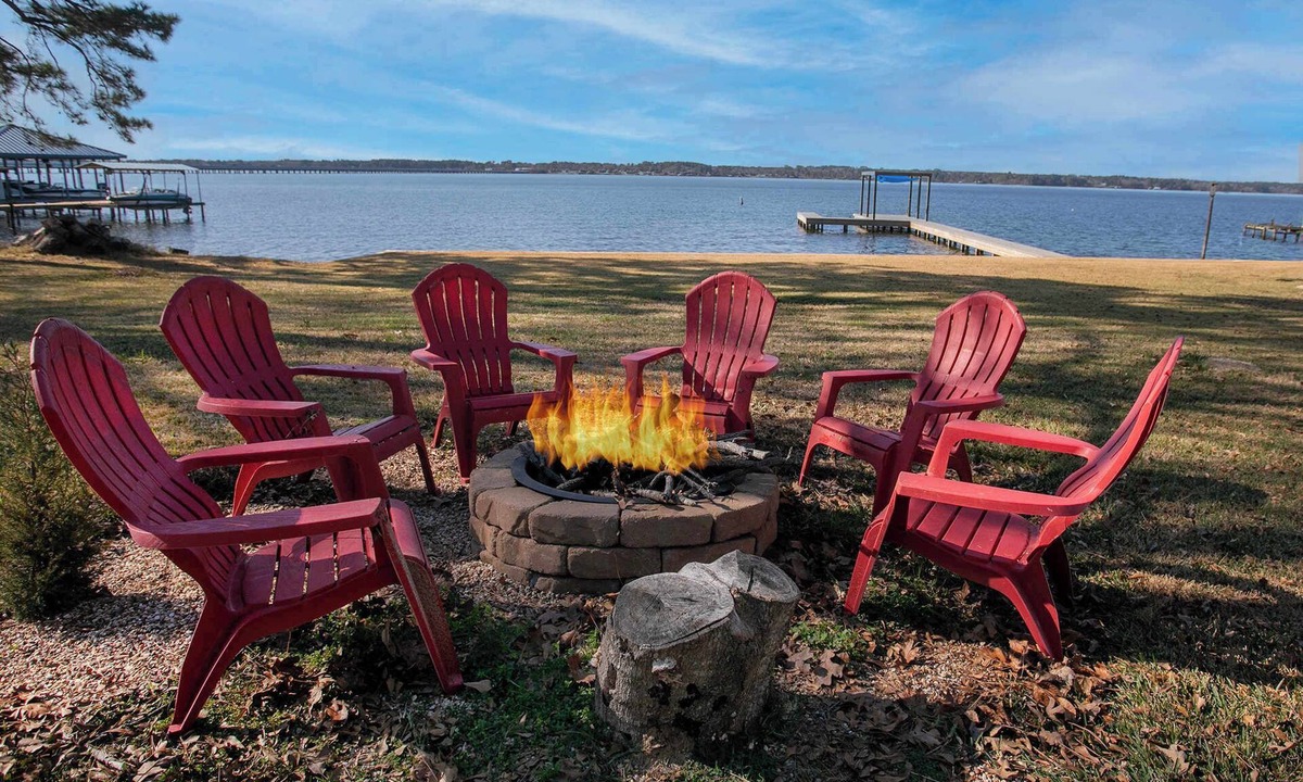 Flint House | ‼️Lakefront Home w/Dock, BBQ in Peaceful Flint