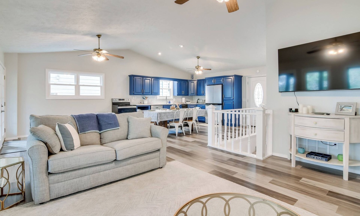 Cassville House | Lakefront Home w/Fire Pit in Eagle Rock