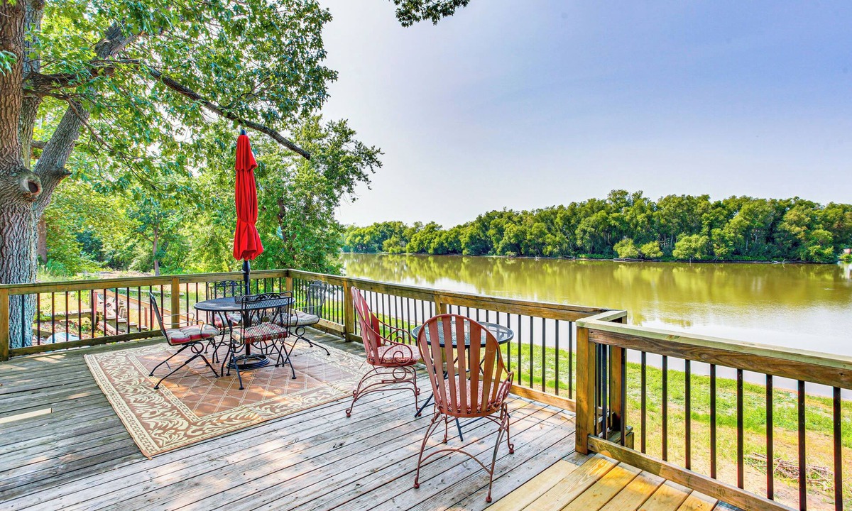 Havana Cabin | Lakefront Home w/Patio in Havana!