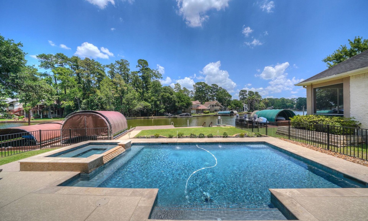 Walden on Lake Conroe House | Lakefront Home w/Pool and Spa on quite/protected cove on Lake Conroe