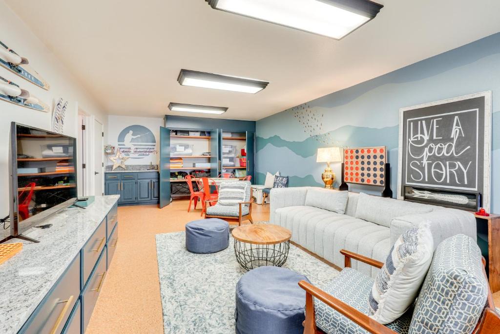 Grove House | Lakefront Home w/Private Dock in Grove