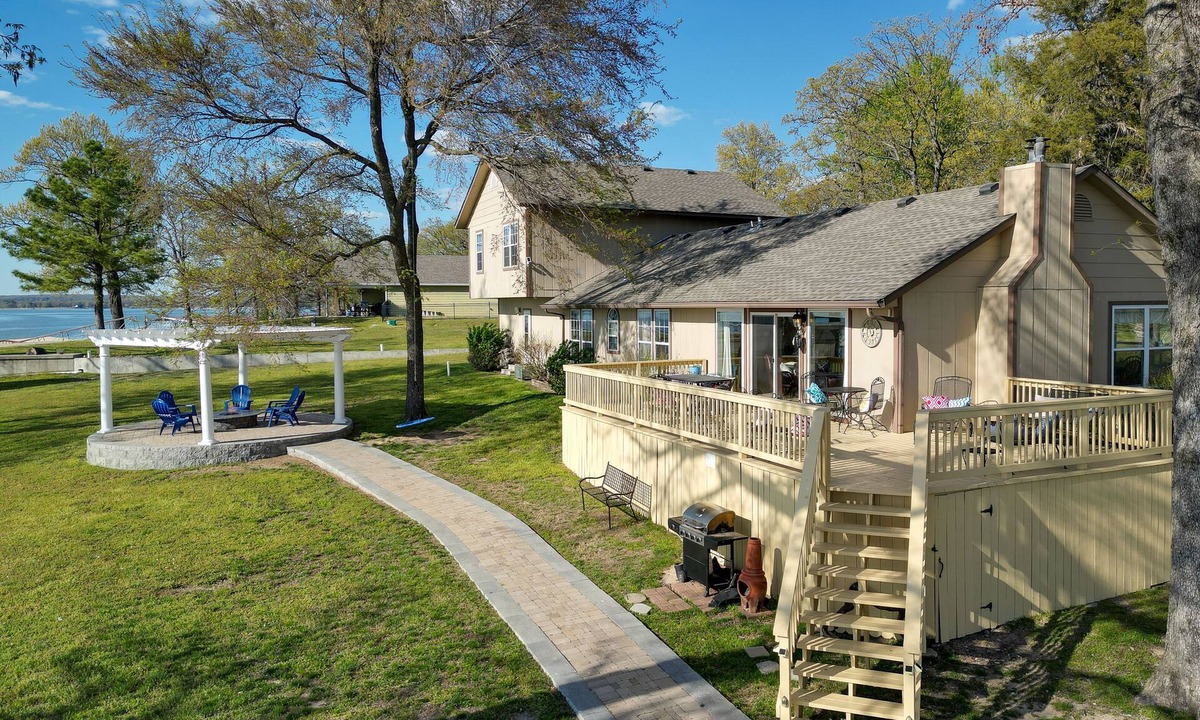 Grove House | Lakefront Home w/Shared Boat Ramp in Grove!