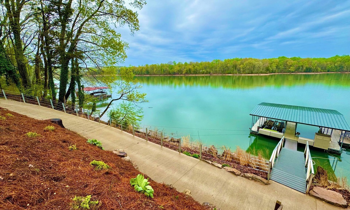 Andersonville House | Lakefront Home with Dock & INDOOR Pool & KING BEDS! Great parking options!