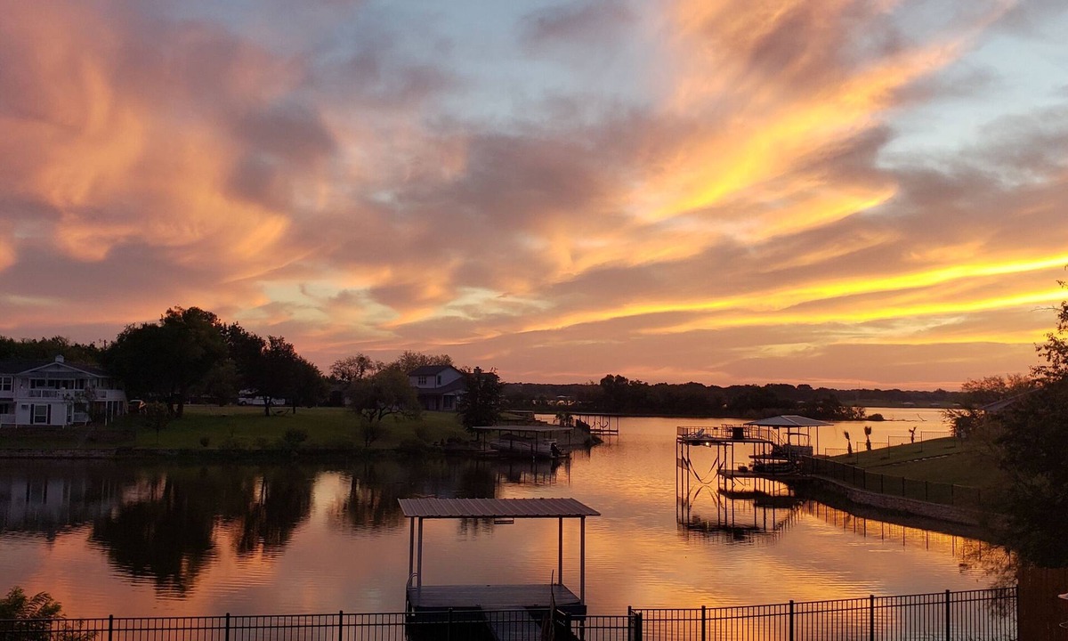 Dennis House | Lakefront Home with dock, 6 Kayaks, Hot Tub! 3 miles to Granbury Square