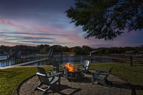 Enchanted Oaks House | Lakefront Home with Dock in Mabank Near Golfing!