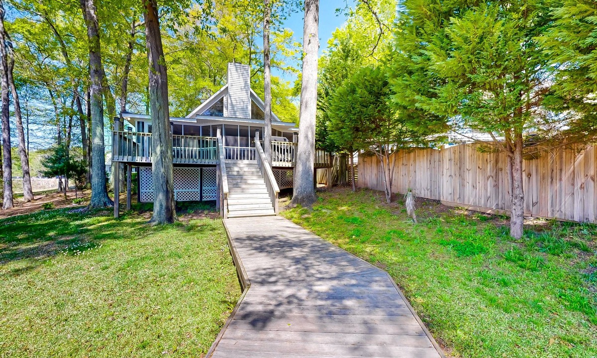 Eatonton Cabin | Lakefront home with two boat slips, lake views, firepit, grill, deck, & 2 kayaks