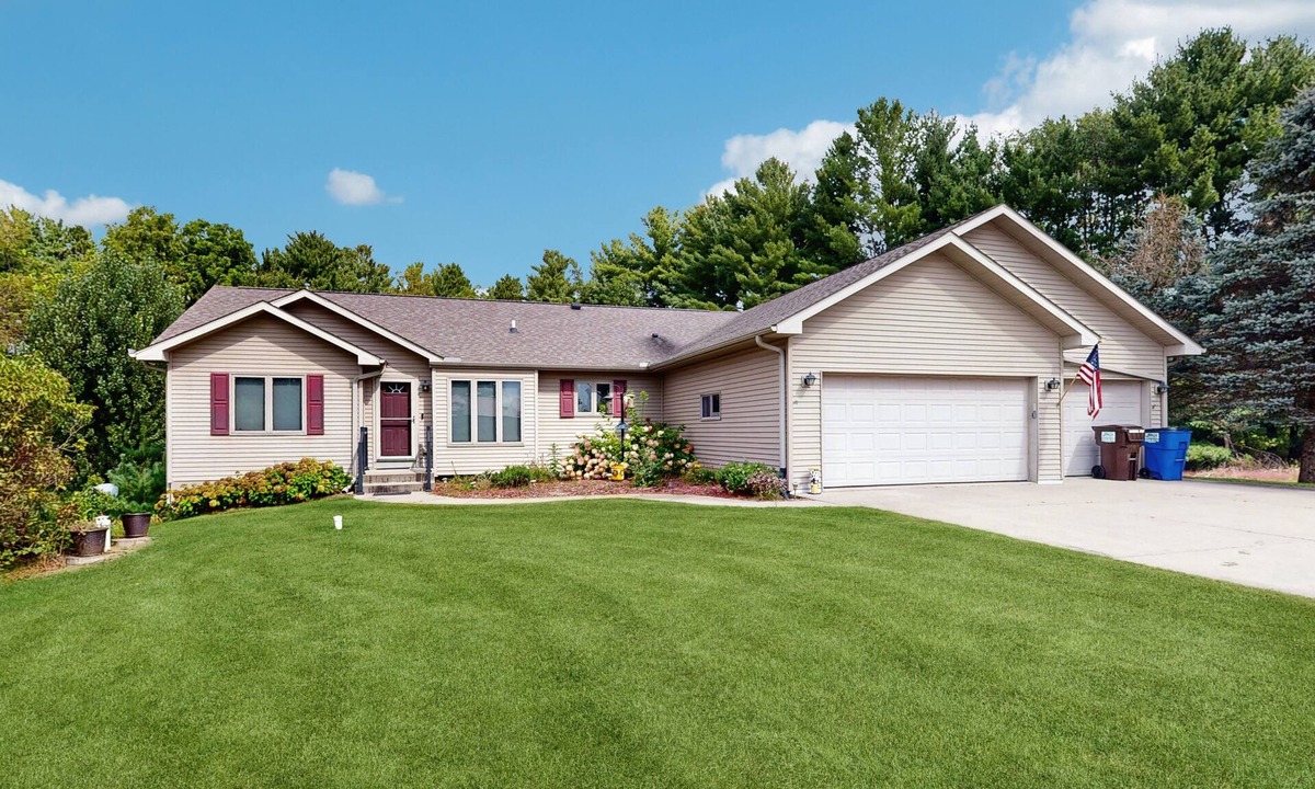 Friendship House | Lakefront home with grill, firepit, pool table, & jetted tub