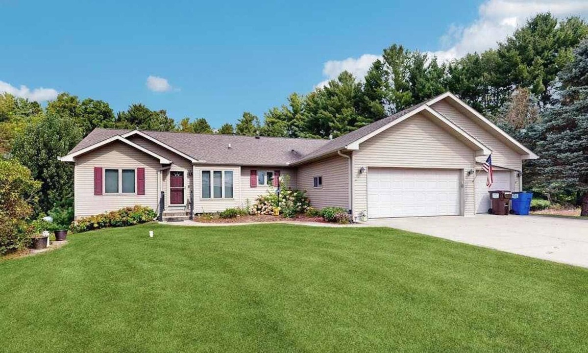 Friendship House | Lakefront home with grill, firepit, pool table, & jetted tub