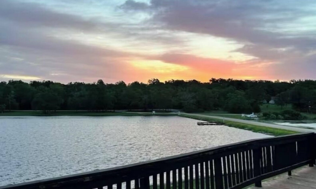 Hilltop Lakes House | LAKEFRONT HOME WITH AN AMAZING LAKESIDE DECK ONLY 1 HOUR FROM COLLEGE STATION.