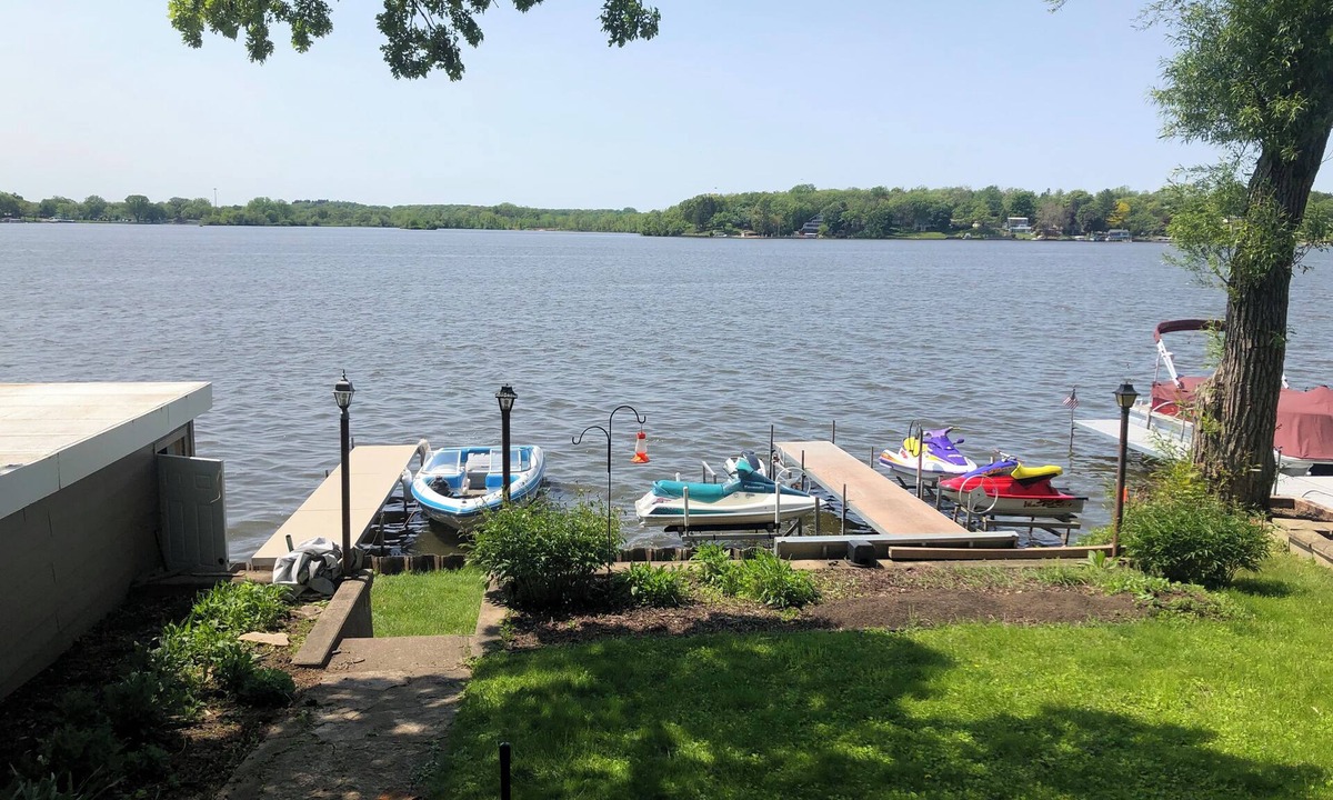 Solon Mills House | Lakefront home Wonder Lake IL - Close to Lake Geneva and Twin Lakes Wi