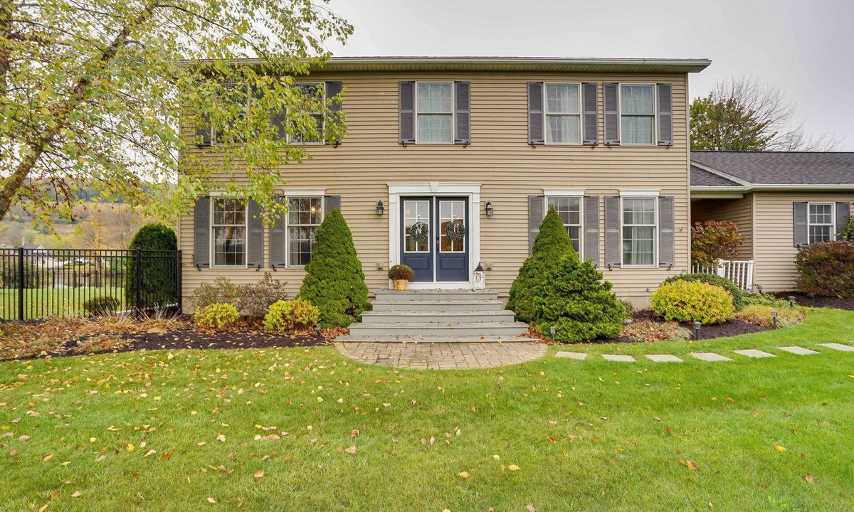 Homer House | Lakefront Homer Abode w/Patio & Backyard!