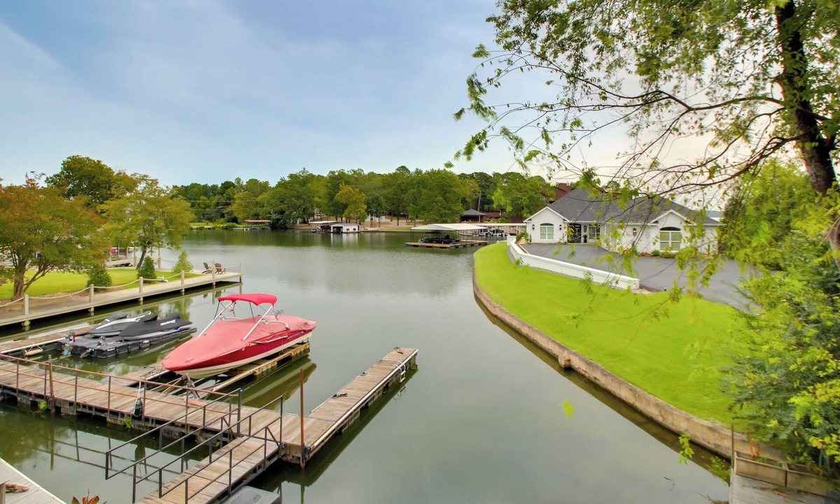 Lake Hamilton Apartment | Lakefront Hot Springs Condo w/Dock Access & Views