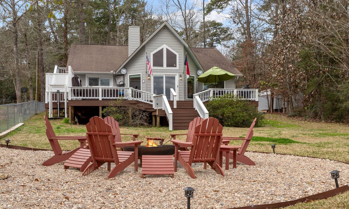 Hillister House | Lakefront, Hot Tub, and Fire Pit on Lake Charmaine