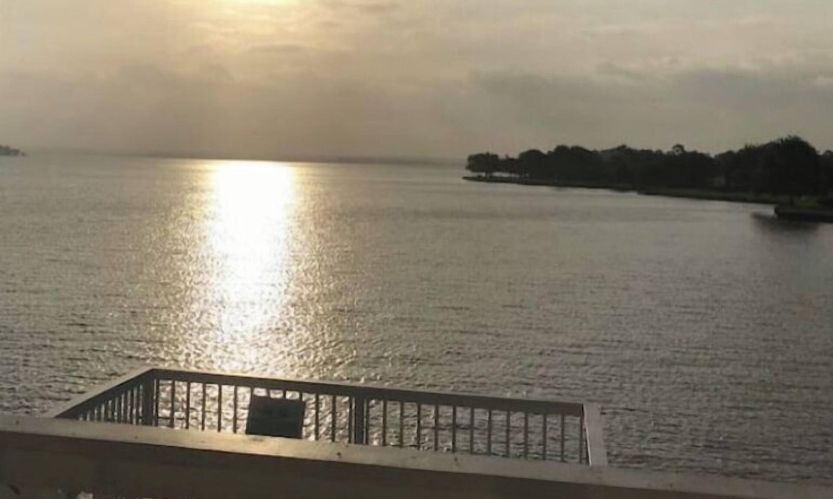April Sound House | Lakefront-Hot tub bath with serene views- bring a good book!