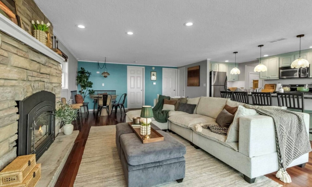 Town of Porter House | Lakefront + Hot Tub, sleeps 8 -Blue Waters Cottage