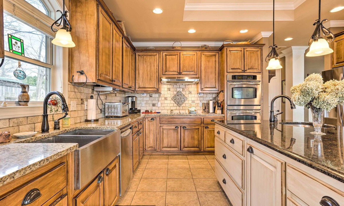 Centre House | Lakefront House w/Game Room, Deck & Views!