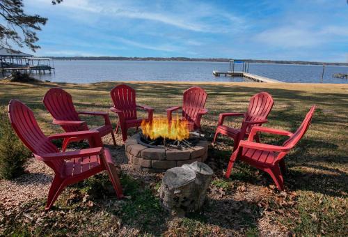 Flint House | Lakefront House with Boat Dock, BBQ in Peaceful Flint