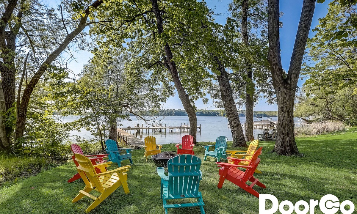 Markesan House | Lakefront! Huge Game RM + Chefs Kitchen! Sleep 40!