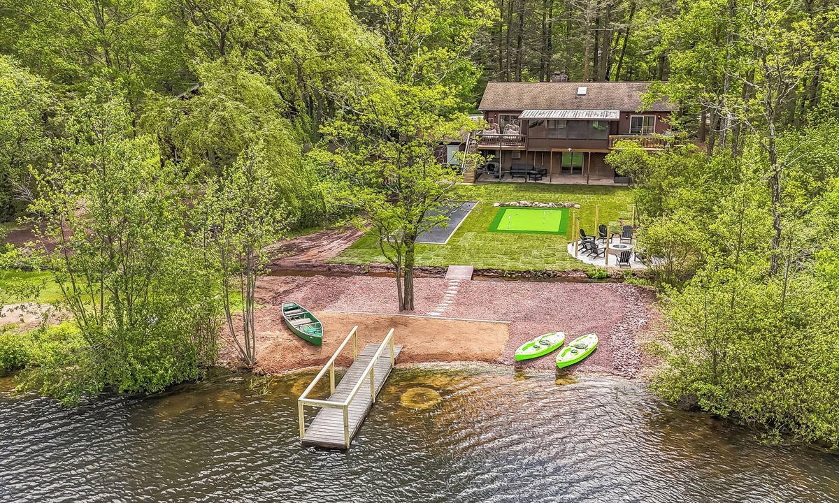 White Haven Cabin | Lakefront I Movie Theater I Putting Green I Game Room I Bocce ball!