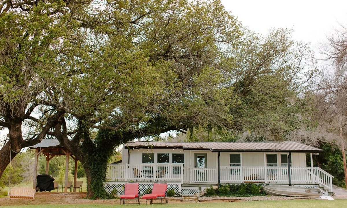 Dennis House | Lakefront, Kayaks, 2.5 acres, March Dates Open