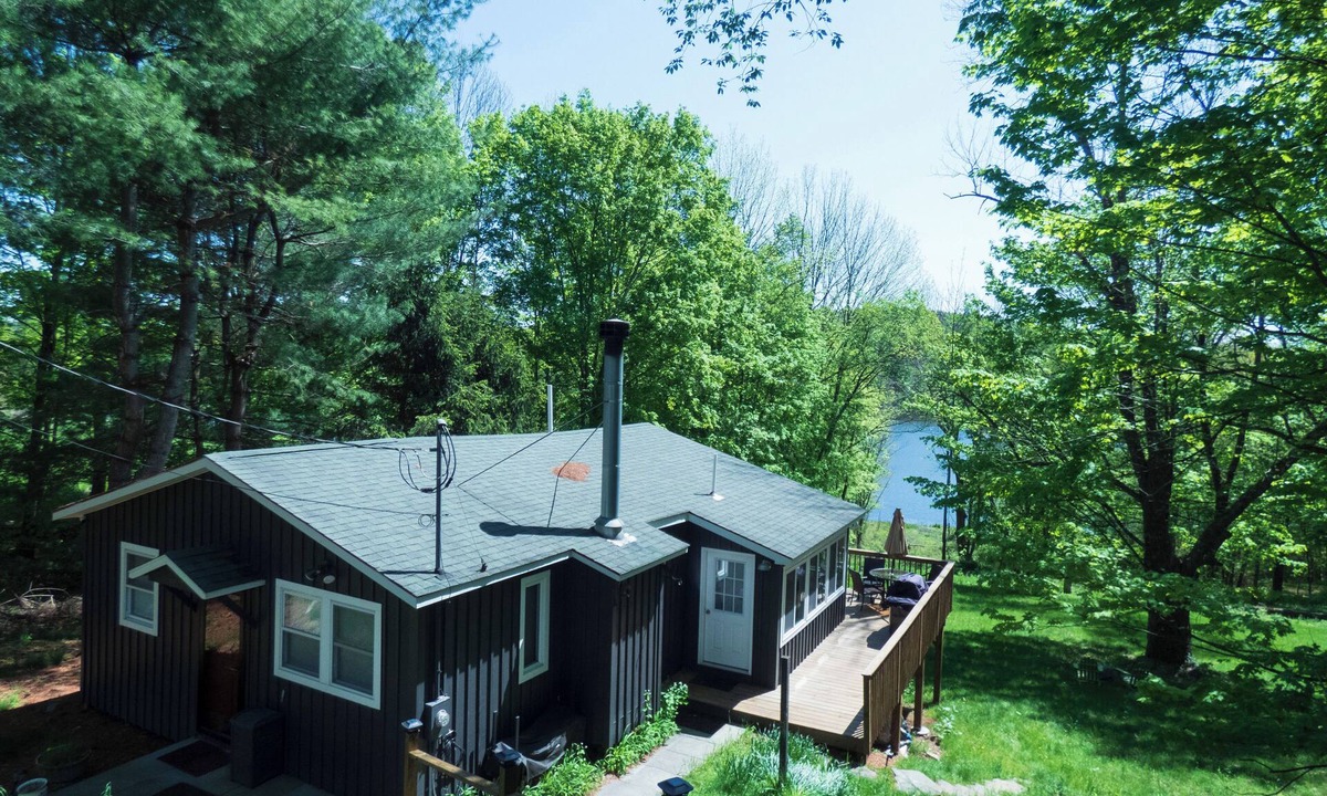 Town of Delaware House | Lakefront Kenoza Cottage