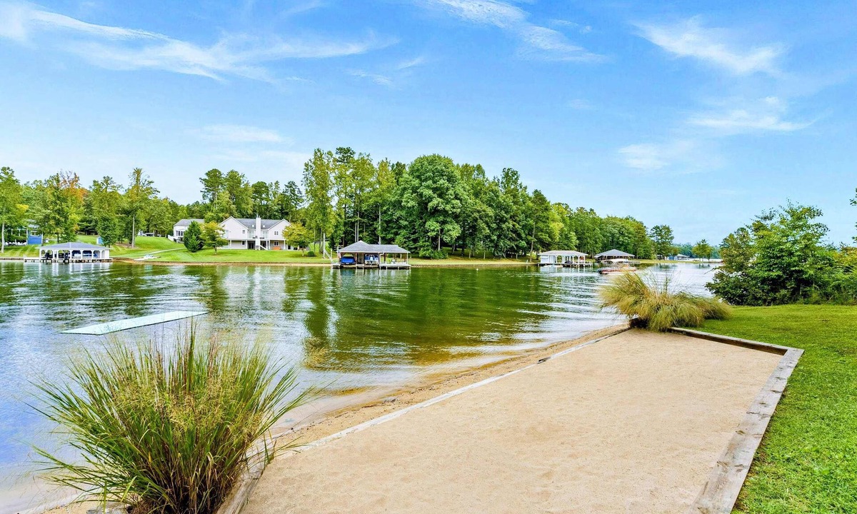 Mineral House | Lakefront Lake Anna 5 Suites, Dock, Beach