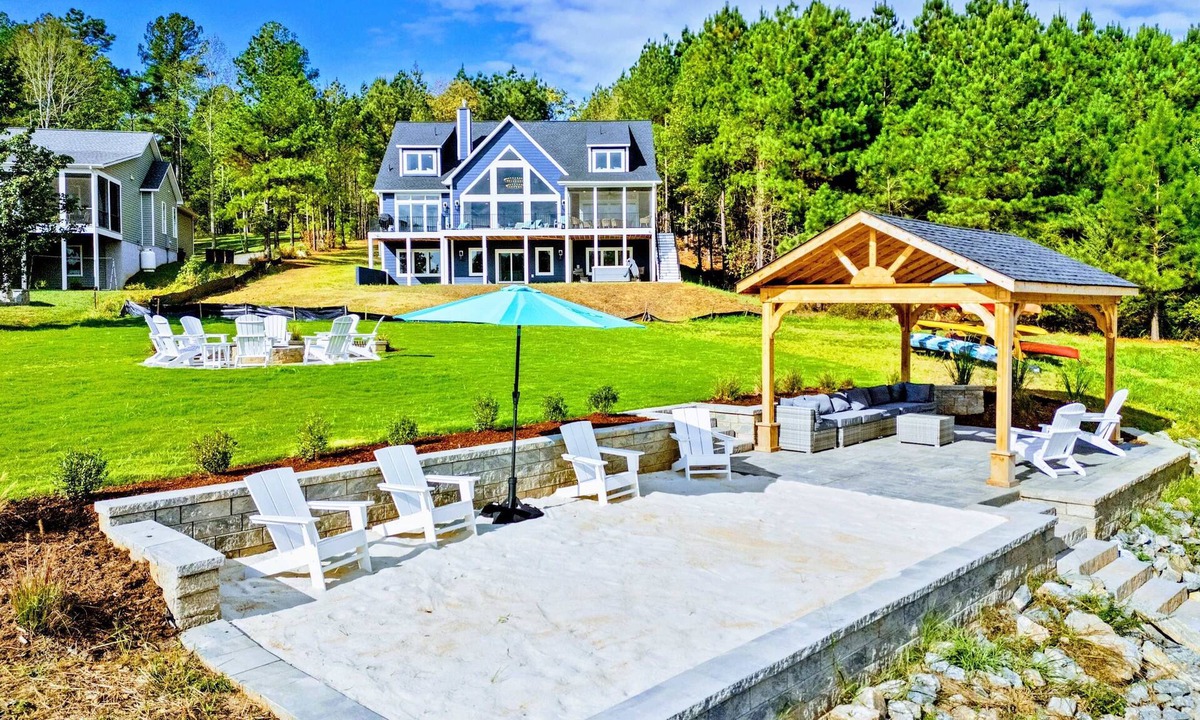 Mineral House | Lakefront Lake Anna 6-Suites, Hot Tub