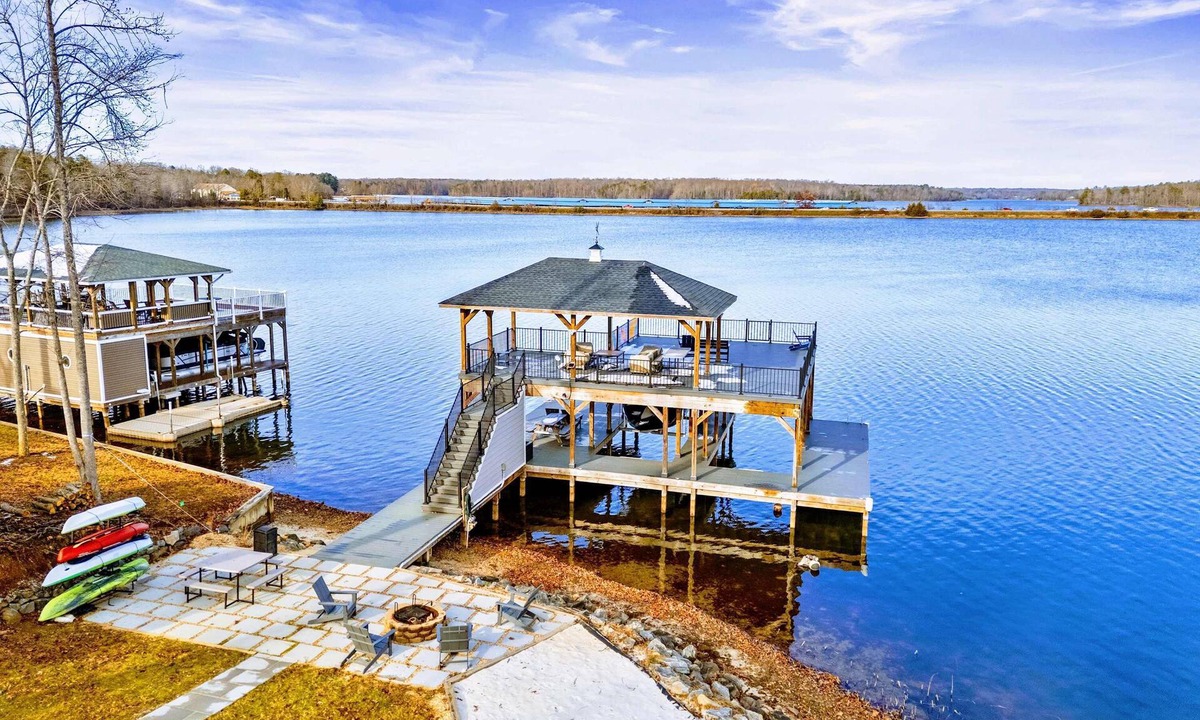 Mineral House | Lakefront Lake Anna, Hot Tub, Boat Dock