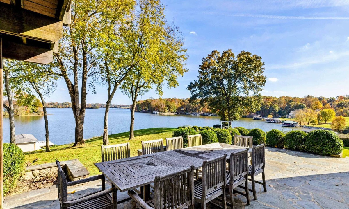 Livingston House | Lakefront Lake Anna - Views, Boat Dock, Games