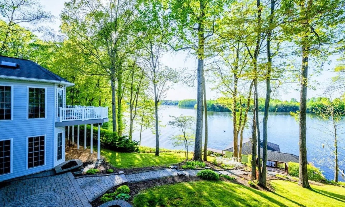 Livingston House | Lakefront Lake Anna, Views, Boat Dock, Hot Tub