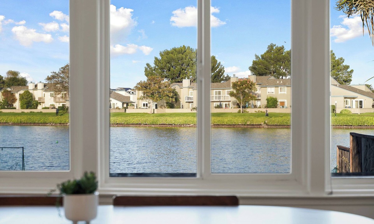 East San Mateo Apartment | LakeFront Lavender House