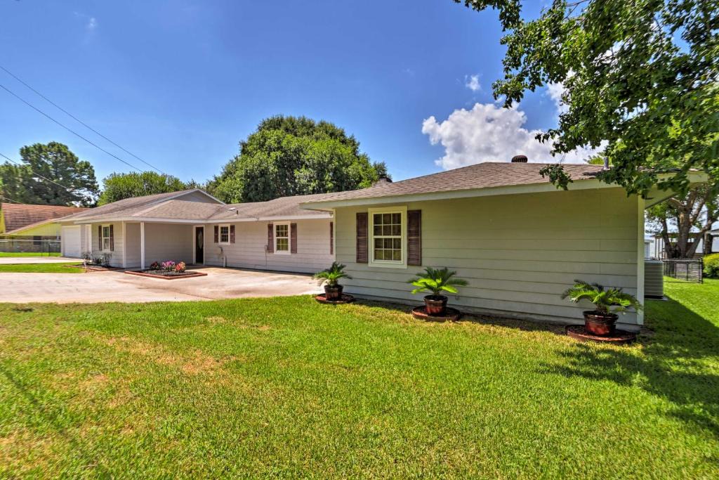 West Livingston House | Lakefront Livingston Home w/Dock, 1 Mi to Launch!