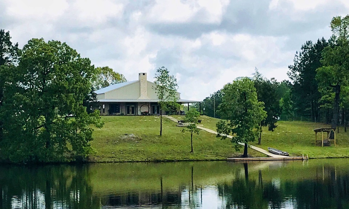 Grapeland House | Lakefront Lodge perfect for families or hunters.