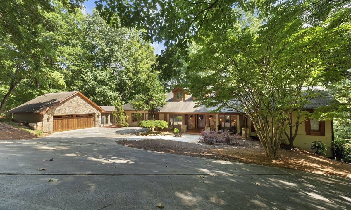 Gainesville House | Lakefront Lodge with Dock - 7 Private Sleeping Areas and Huge Treehouse Deck