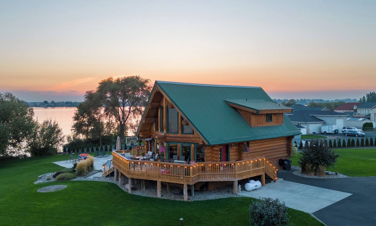 Cascade Valley Cabin | Lakefront Log Cabin, HotTub, Kayaks, SUPs, Private Boat Launch & Dock