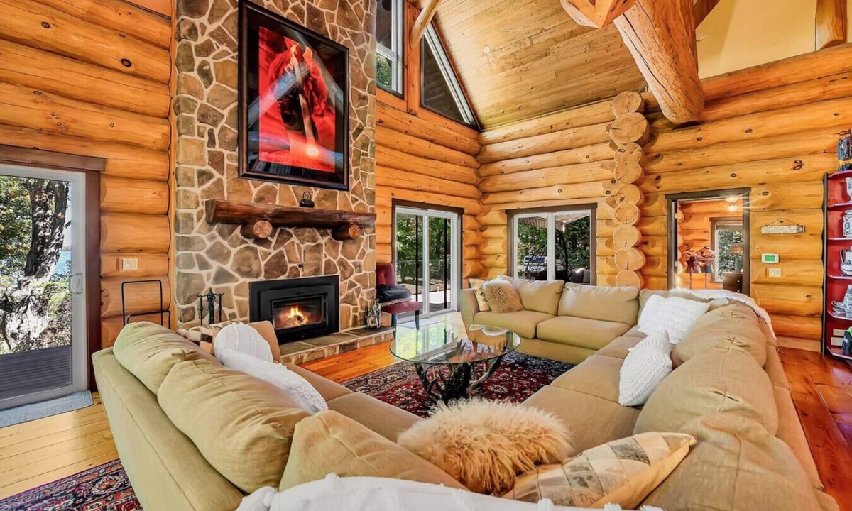 Grey Highlands Cottage | *Lakefront Log Home* 7BR Fire Pit Games Gym