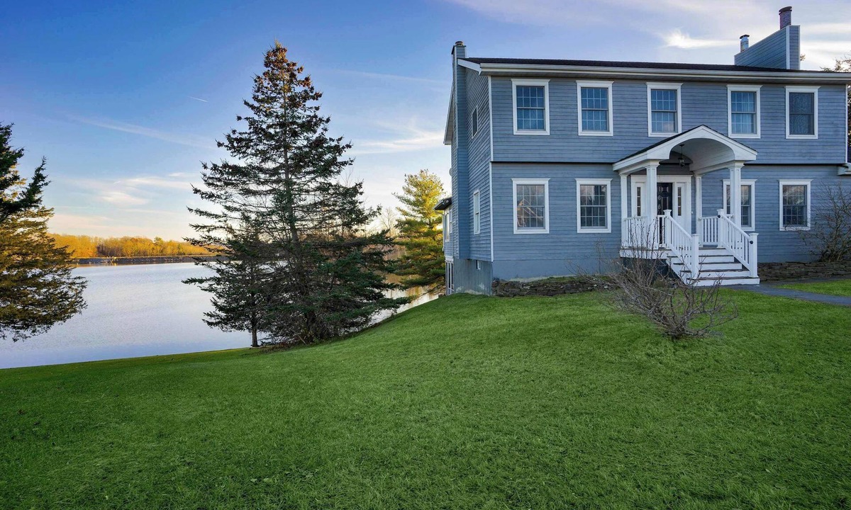 Athens House | Lakefront Luxe Retreat | Beach, Pools, Pickleball