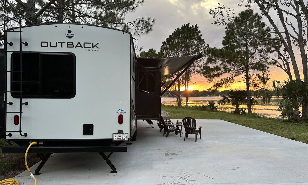 Deltona Lakes House | Lakefront Luxurious 38 ft Camper