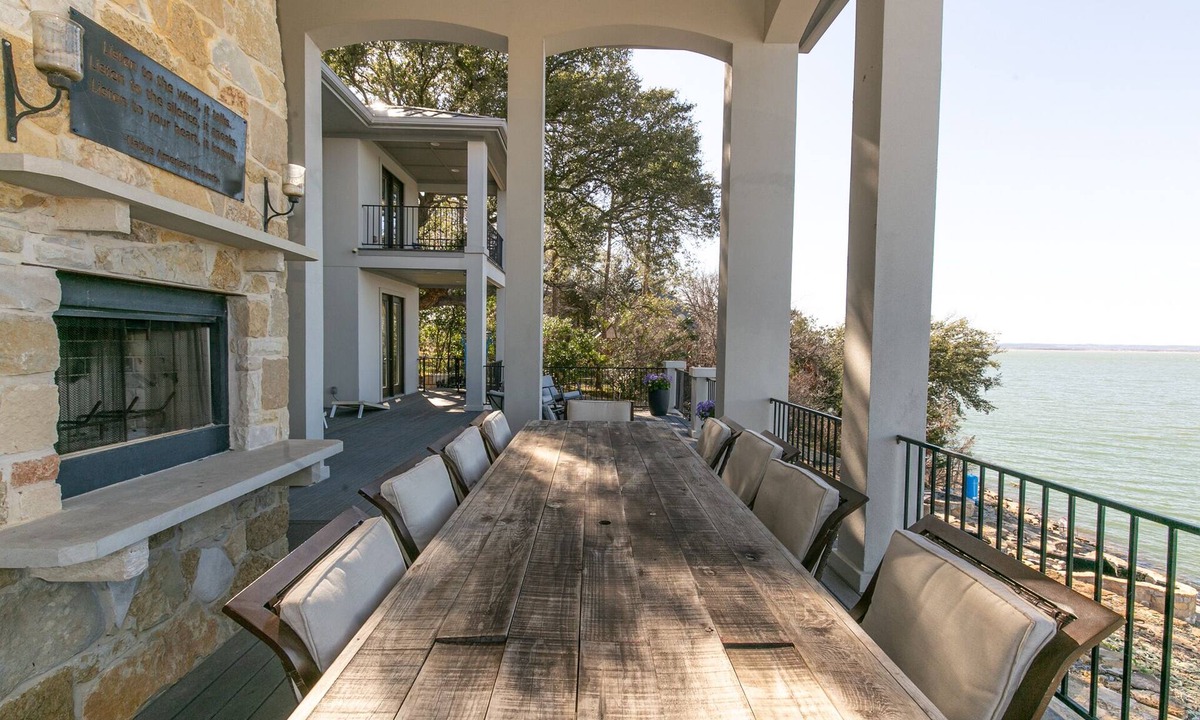 Burnet House | Lakefront Luxury-breathtaking Views-games-firepit