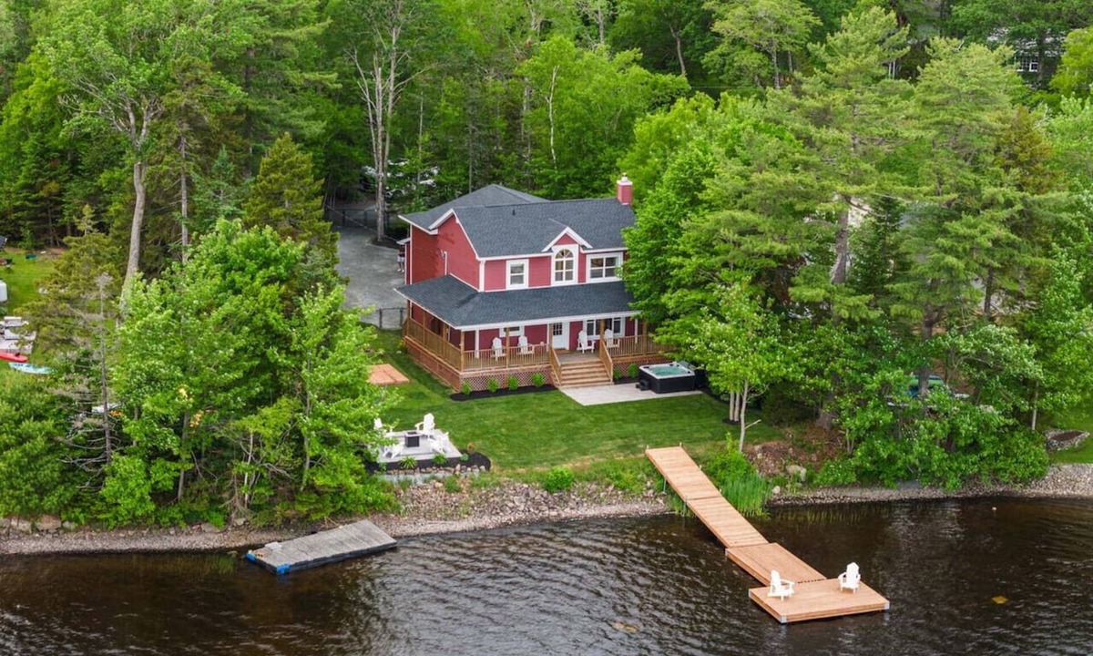 East Hants House | Lakefront Luxury - Hot Tub